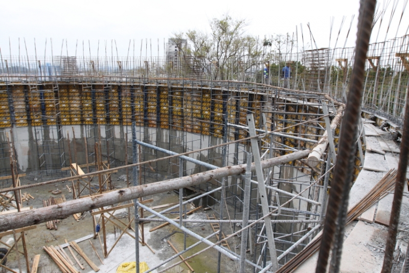 Construção do reservatório de 5 milhões de litros avança e conclui paredes