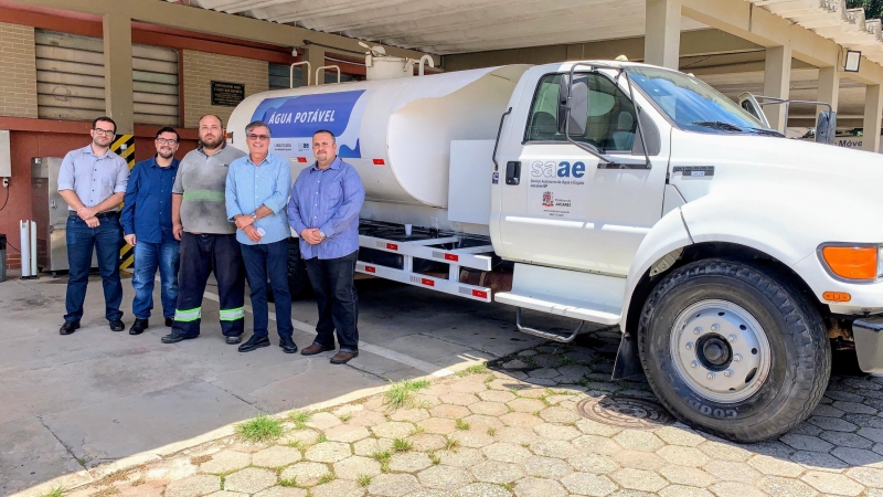 SAAE Jacareí apresenta novo caminhão-pipa com bebedouro autossustentável